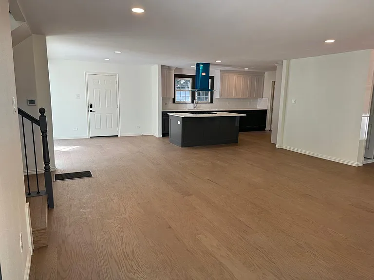 1121 E Texas St — Photo 12