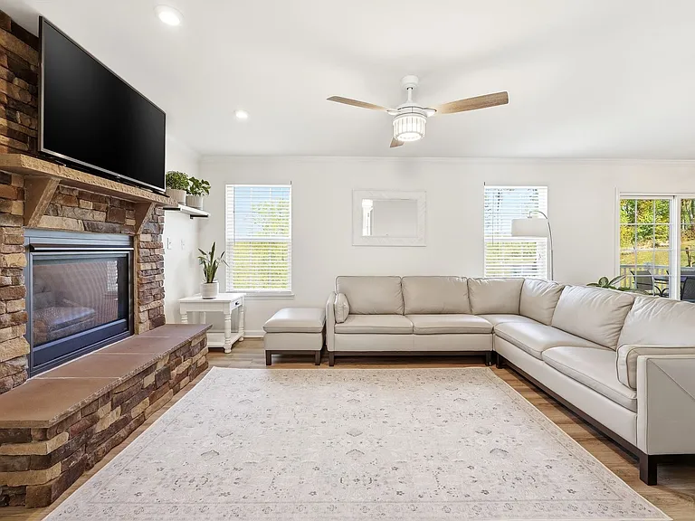 4435 Sunset Dr — Photo 4