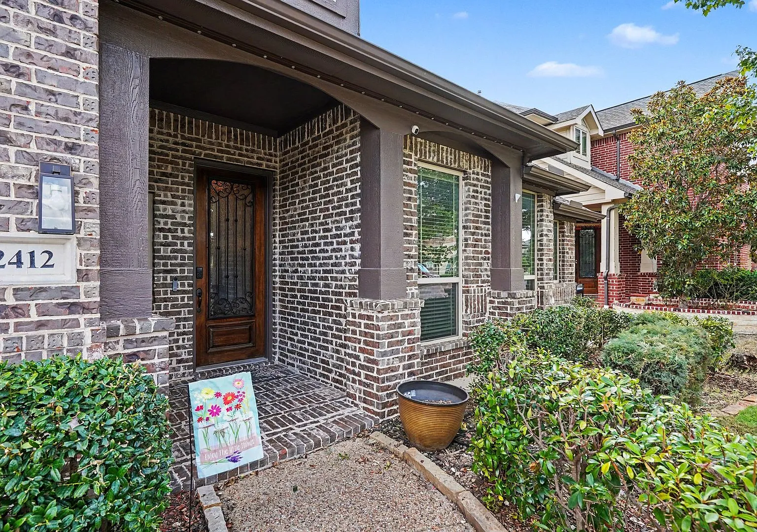 Welcome to 2412 Lynbridge Dr. This home offers original hardwood flooring, comes equipped with a ... — Photo 2