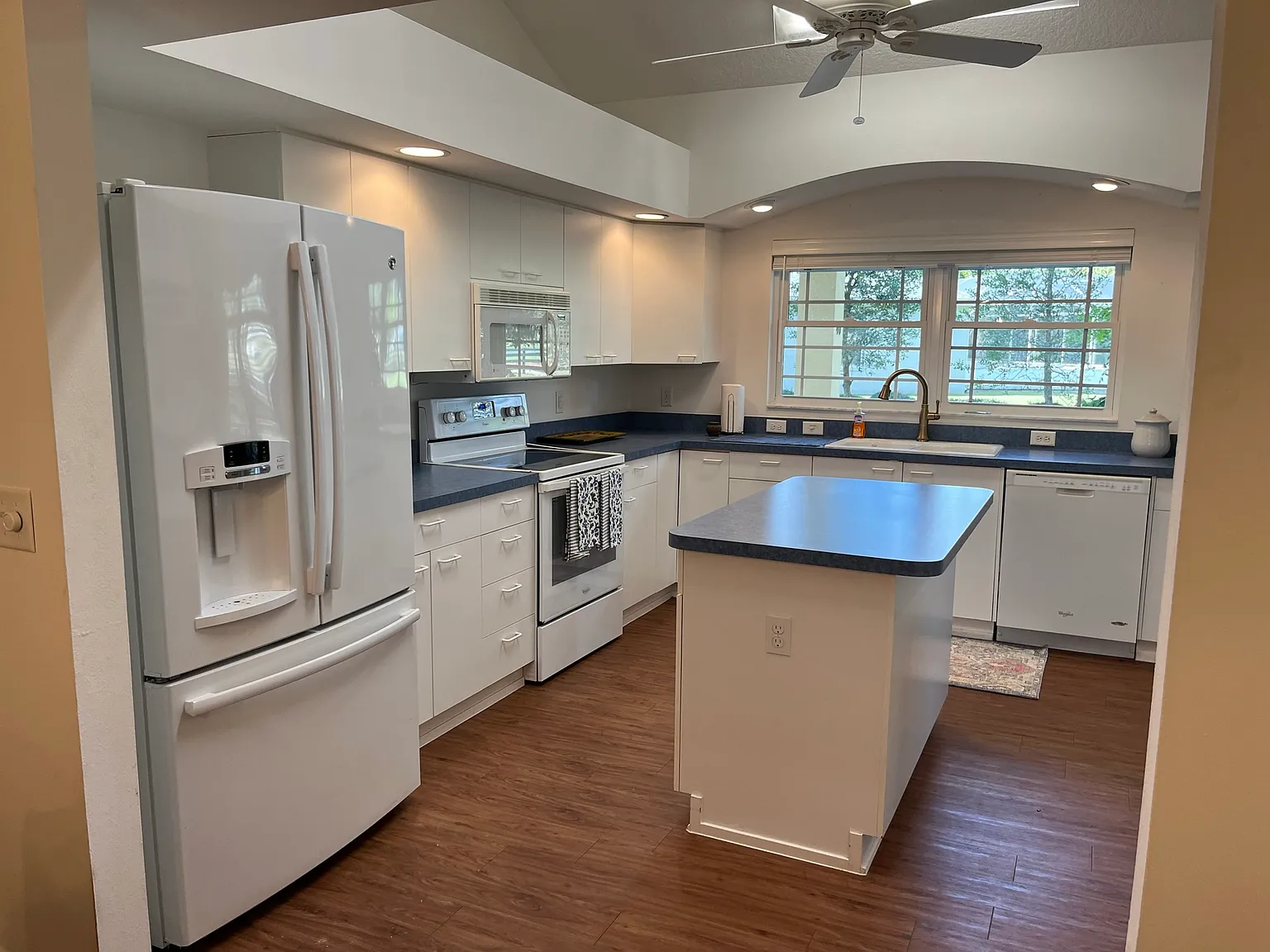 2 bed, 2000 sqft, $3,900 — Photo 4