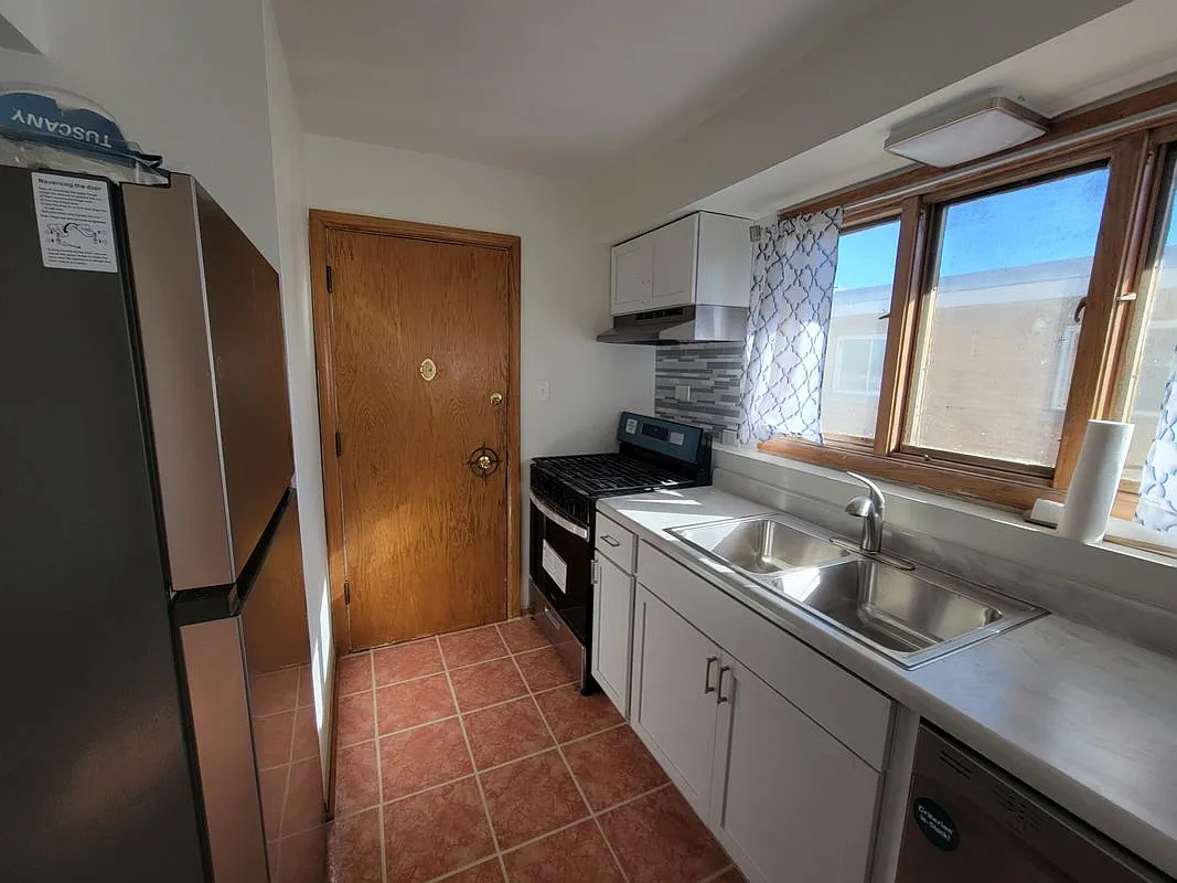 2 bed, 1.0 bath, 1000 sqft, $1,800 — Photo 2