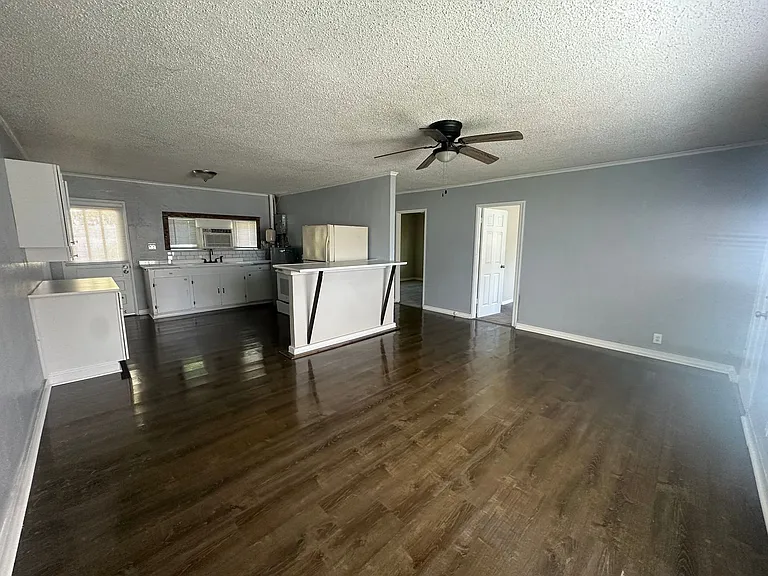 1326 Barry St — Photo 3