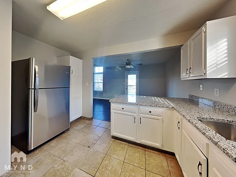 1698 Prairieview Ln — Photo 10