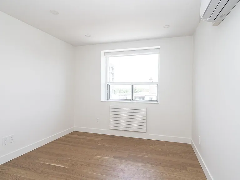 365 Eglinton Ave E — Photo 16