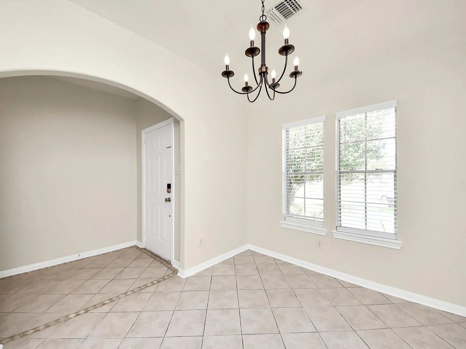 3 bed, 2.0 bath, 1550 sqft, $2,050 — Photo 4