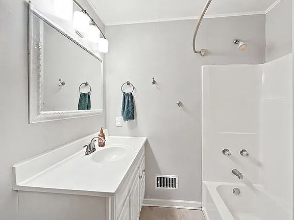 4th image of 36 Avondale Dr #13