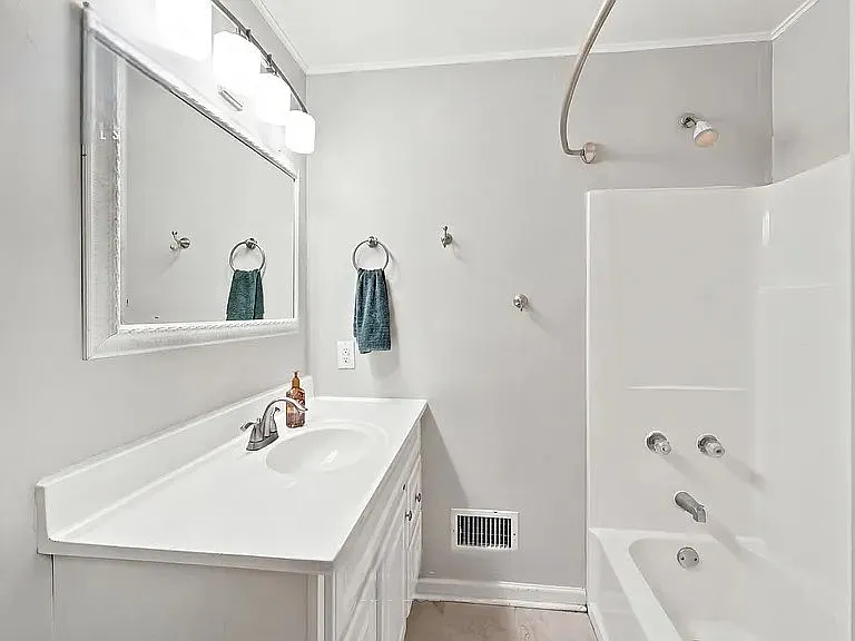 35 Avondale Dr #13 — Photo 1