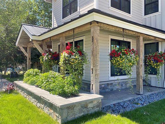 2nd image of 729 Whiterock Avenue