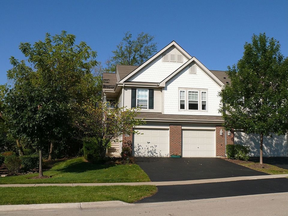 *WOW* 2.5 car garage with private driveway