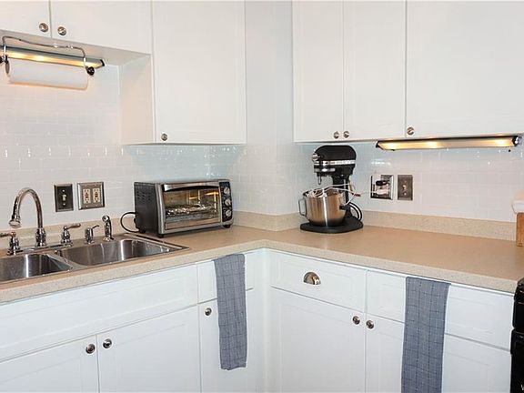 3rd image of 1181 Payne Ave