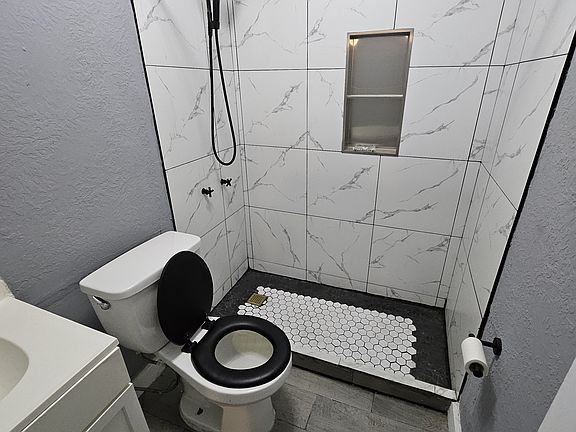 5th image of 2905 Glenwood Ave #2909