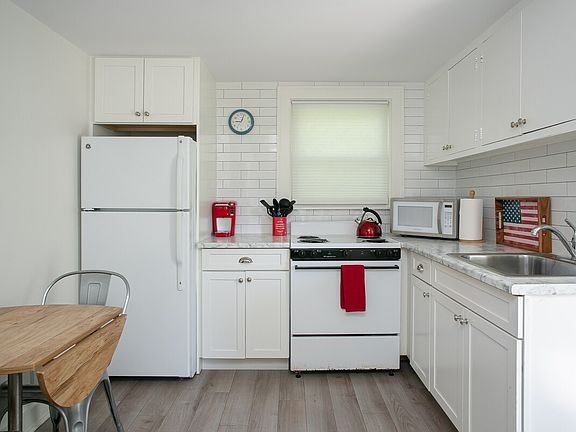 4th image of 113 Aquidneck Ave