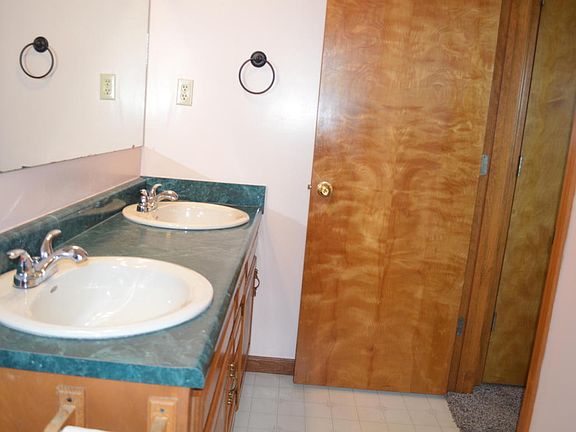 4th image of 878 Shelby Ave