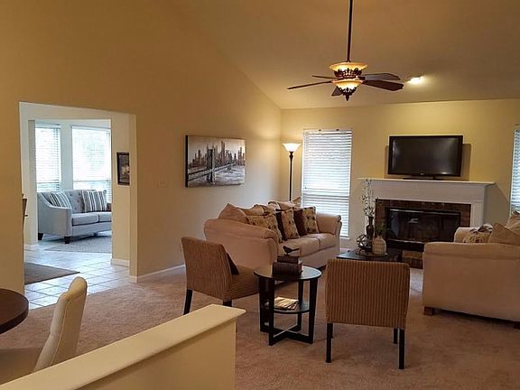 4th image of 375 Arbor Glen Dr