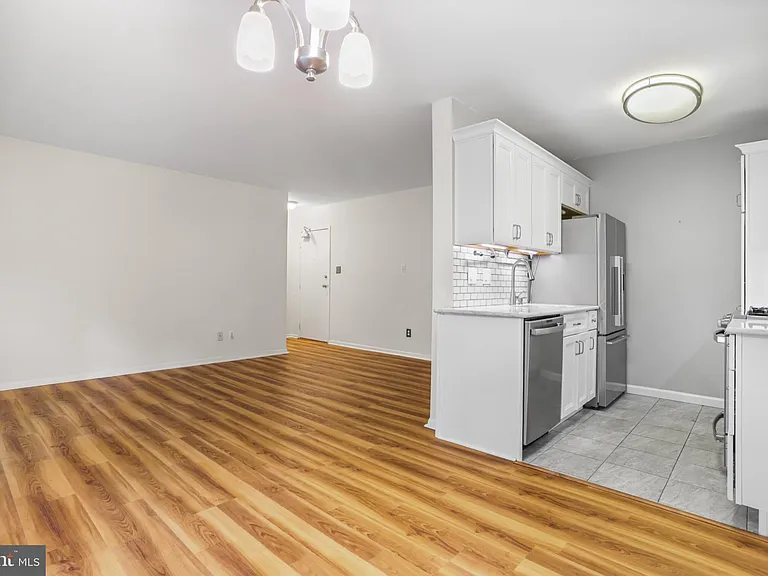 4917 Americana Dr #T6 — Photo 4