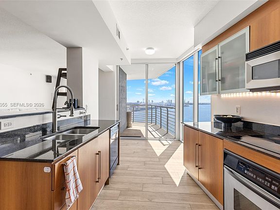 4th image of 325 Biscayne Blvd #2723