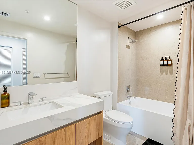 11 NE 6th St #2901 — Photo 17