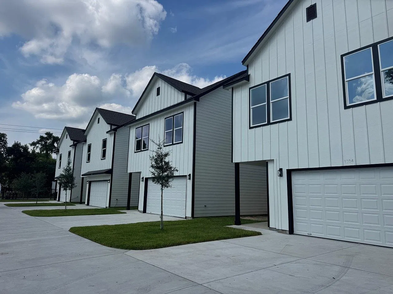 3 bed, 2.5 bath, 2040 sqft, $2,350 — Photo 2
