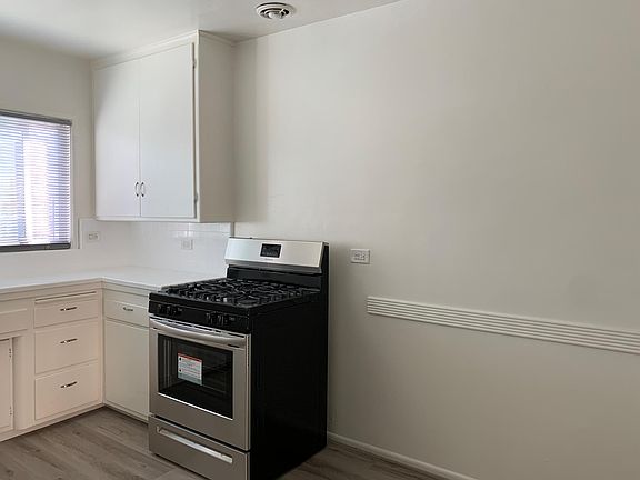 3rd image of 461 S Cloverdale Ave #4