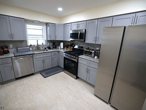5th image of 920 Everts Ave