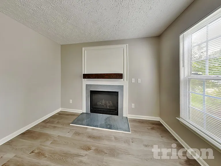 1829 Elkpark Dr — Photo 2