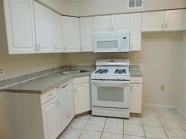 3 bed, 1.0 bath, 1100 sqft, $2,795 — Photo 4