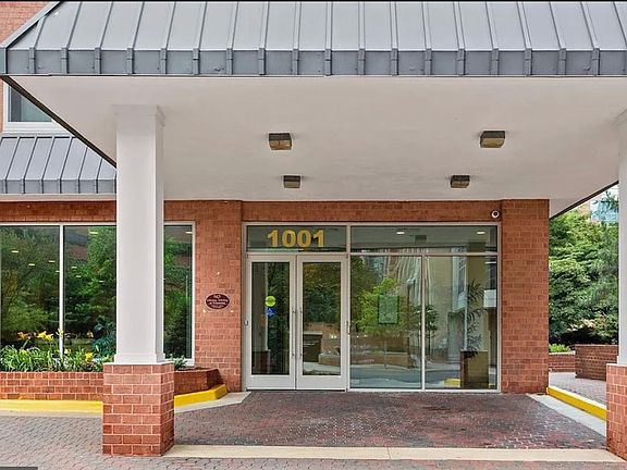 3rd image of 1001 N Vermont St APT 512