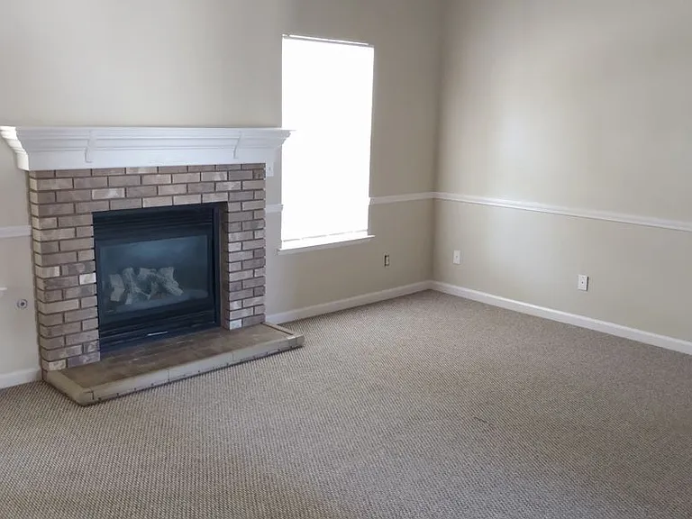 883 W Julia Way — Photo 2