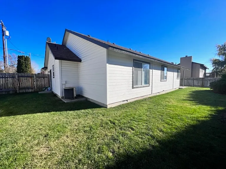 411 N Edgewood Ln — Photo 31