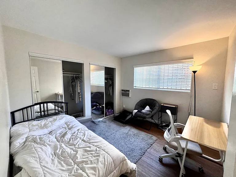 703 W 30th St #1/2 — Photo 6