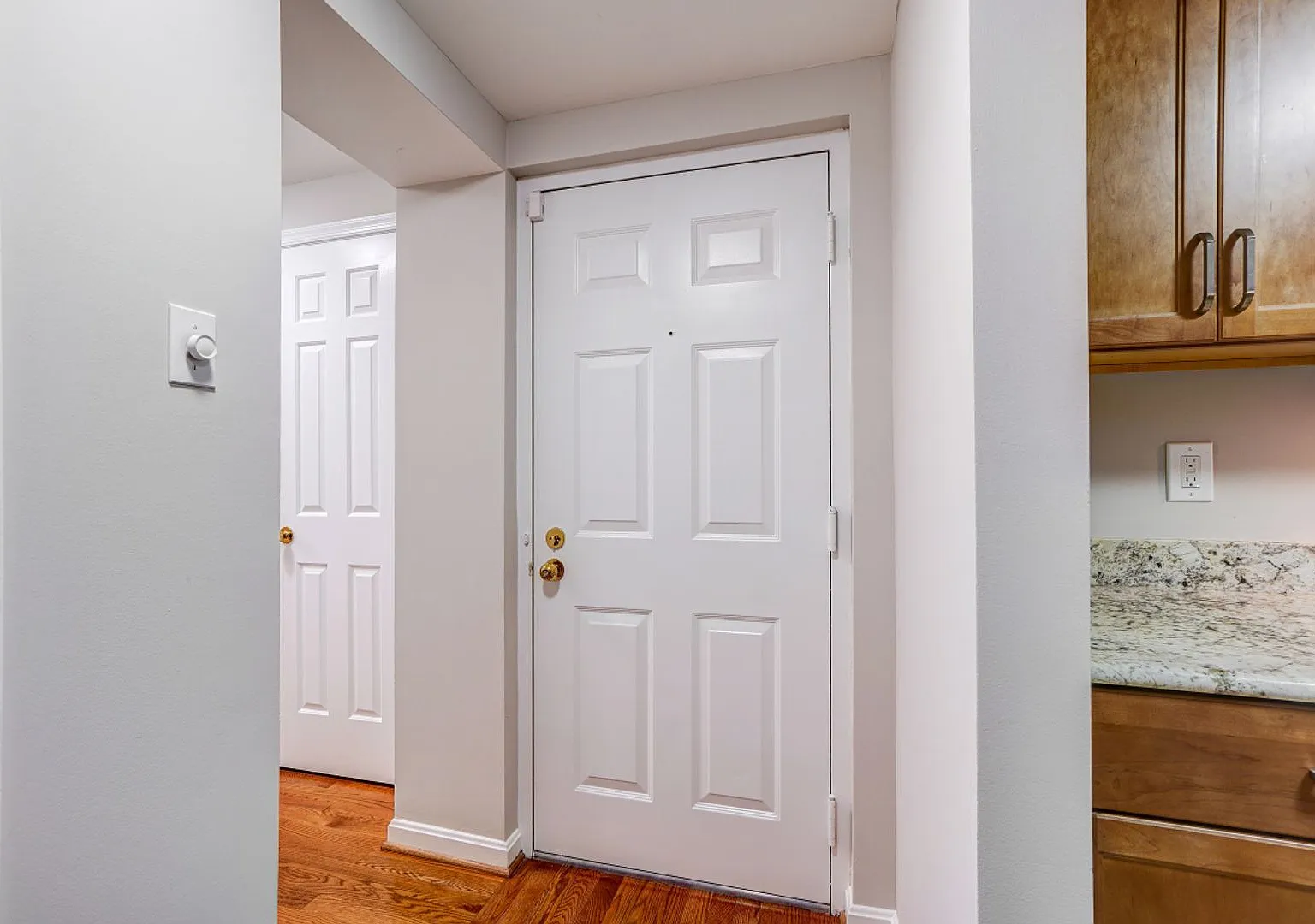 Experience sunlit, resort-style condo living in leafy McLean Gardens, just steps from City Ridge ... — Photo 4