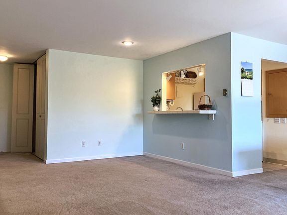 Breakfast Bar & Foyer Closet