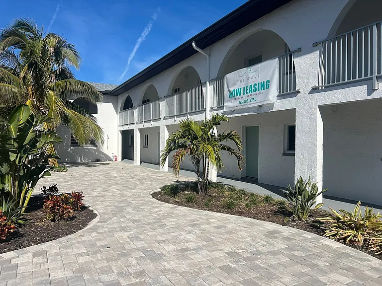 The Wave Beachfront Apartments — Photo 32