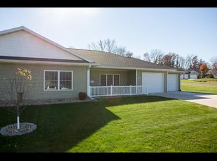 1523 Pleasant Valley Dr, Waterloo, IA 50701