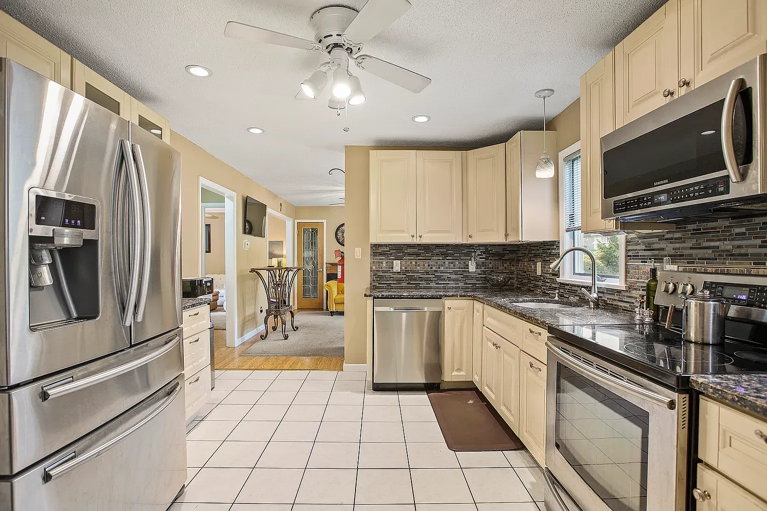 3 bed, 1599 sqft, $3,350 — Photo 3