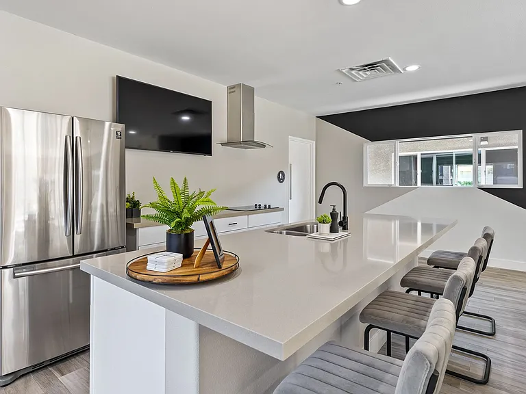 The James Apartments — Photo 6