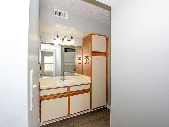 5th image of 143 Davenport Ct #2