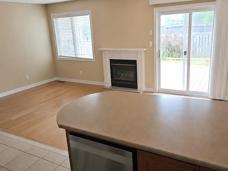 44 Starr Cres — Photo 4
