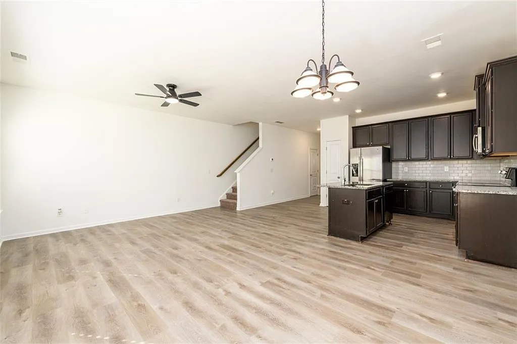 3 bed, 2.5 bath, 1906 sqft, $2,400 — Photo 2