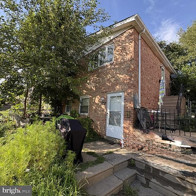 1st image of 523 Foster St