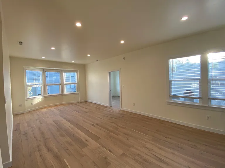 2000 Grove St #4 — Photo 4