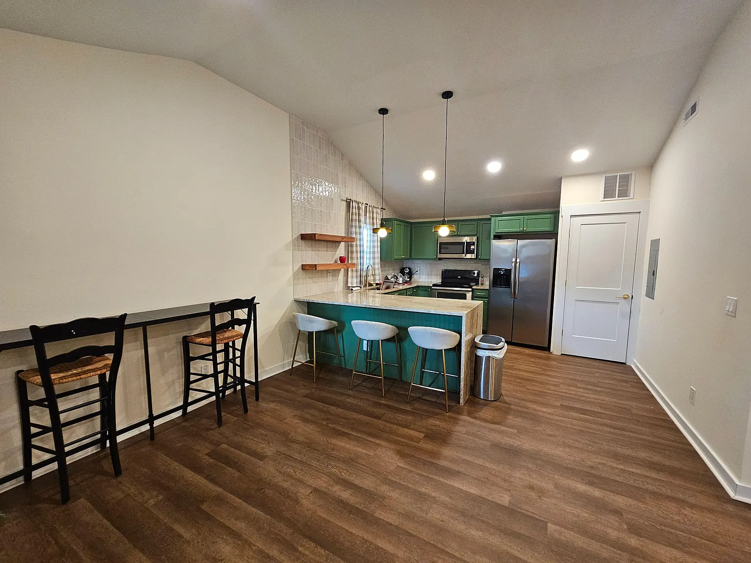 2 bed, 1.0 bath, 1290 sqft, $1,455 — Photo 3