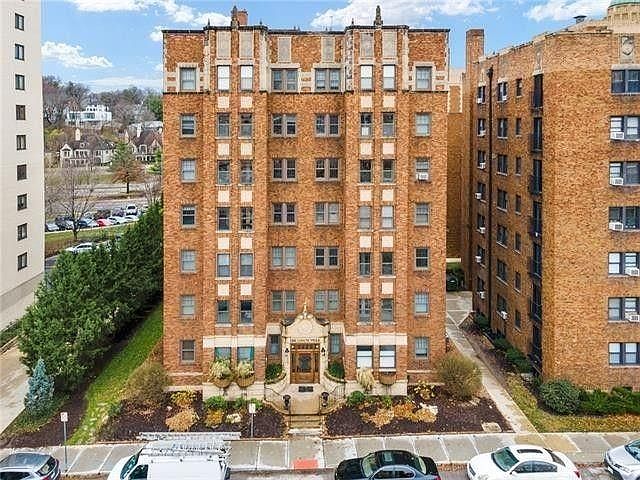 1st image of 807 W 48th St N