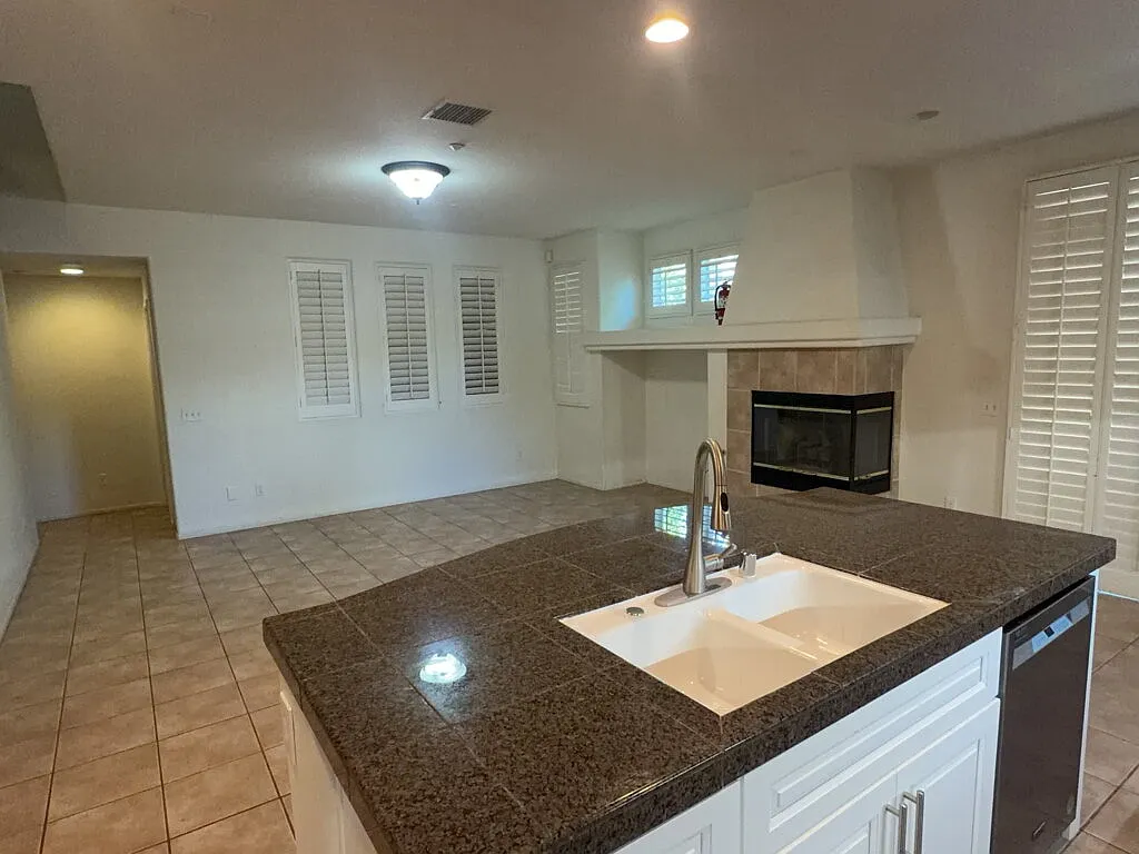 4 bed, 3.0 bath, 2533 sqft, $3,500 — Photo 3
