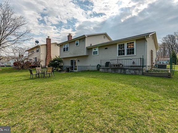 3rd image of 6626 Hunters Wood Cir