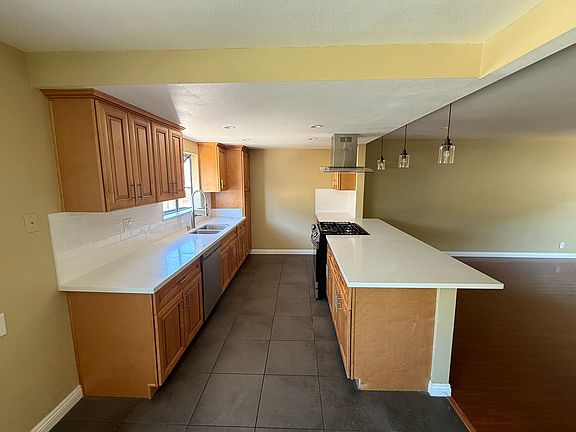 4th image of 823 N 1st St