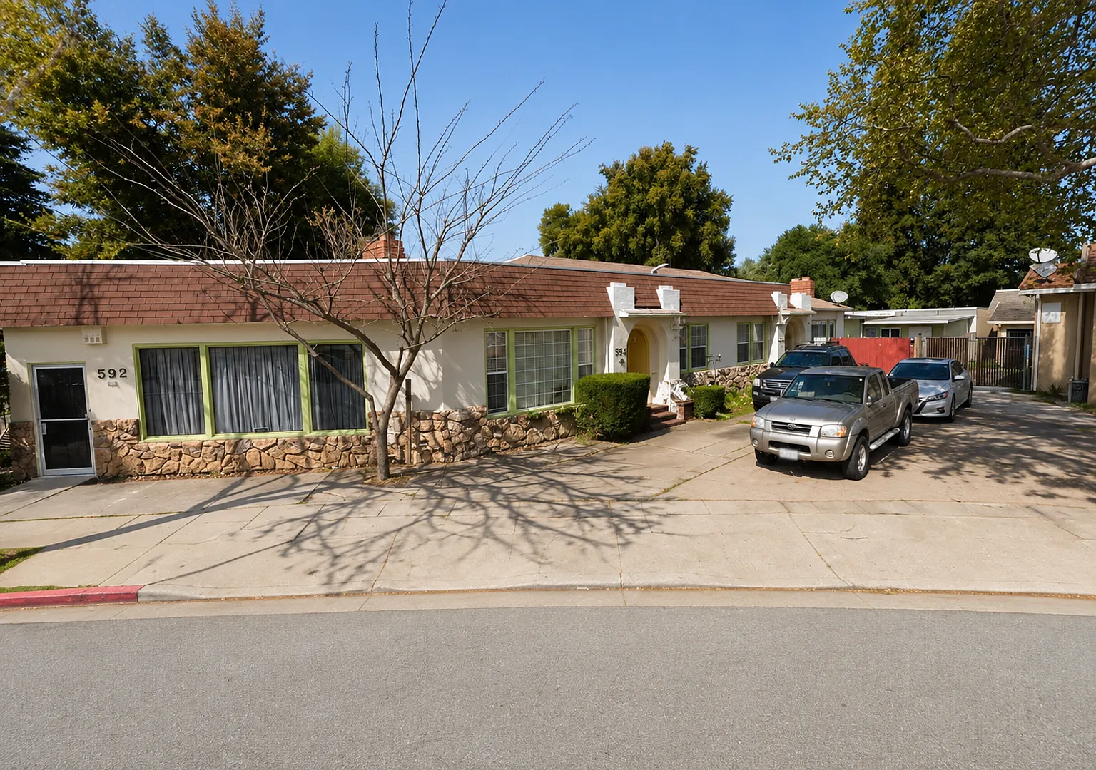 594 Victoria Ct — Photo 2