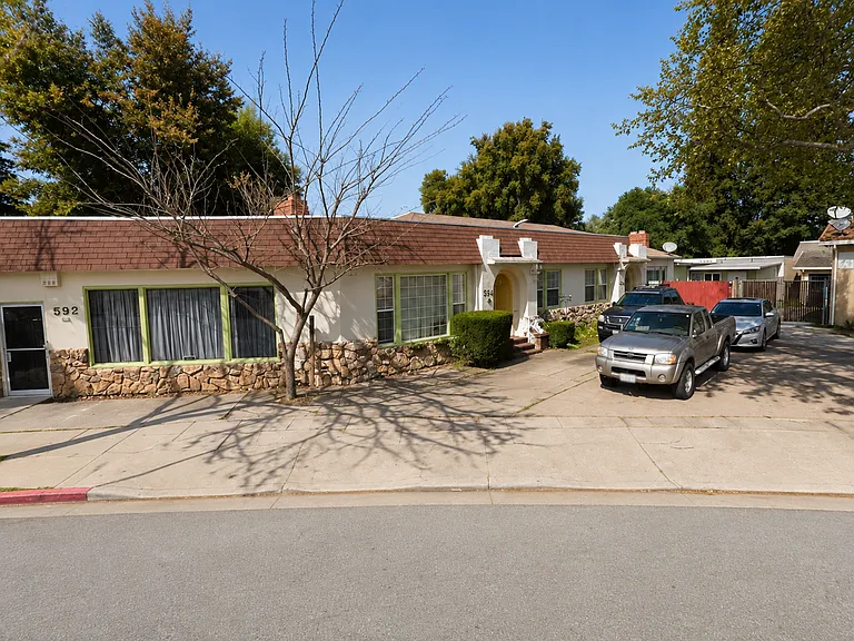 594 Victoria Ct — Photo 2