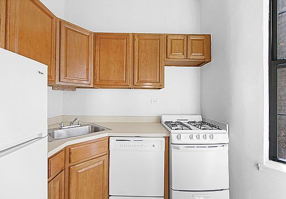 5th image of 1240 Lexington Ave APT 25