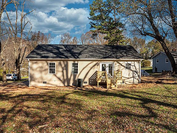 3rd image of 110 Northwoods Cir